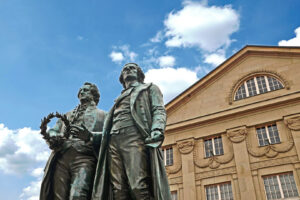 Das Denkmal Goethe und Schiller vor dem Deutschen Nationaltheater Weimar.