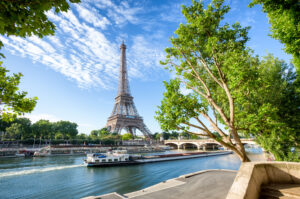 Der Eiffelturm in Paris, davor eine Boot auf der Seine.
