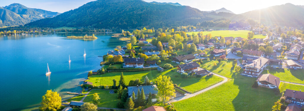 Der Ort Bad Wiessee am Tegernsee in Bayern in einer Panorama Ansicht aus der Luft.