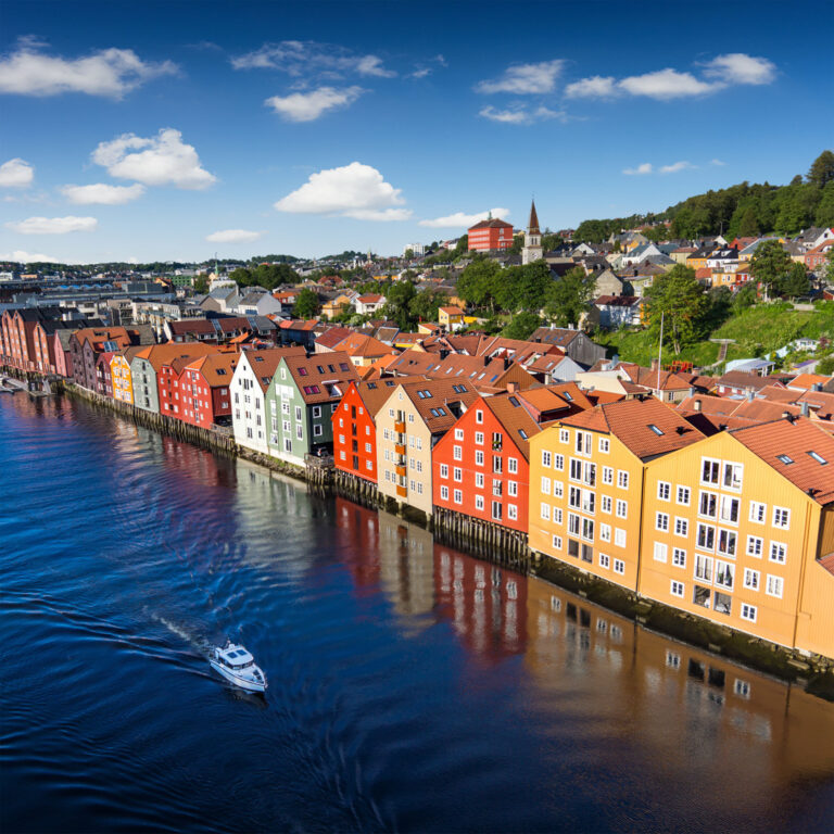 Stadtbild von Trondheim, Norwegen, Flussbau auf Holz.