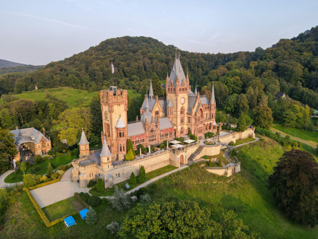 Drohnenansicht auf Schloss Drachenburg über Königswinter in Deutschland.