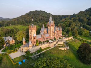 Drohnenansicht auf Schloss Drachenburg über Königswinter in Deutschland.