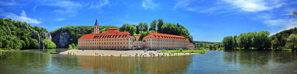 Blick auf Kloster Weltenburg mit Strand und Seeansicht.
