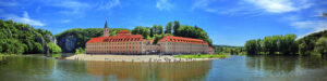 Blick auf Kloster Weltenburg mit Strand und Seeansicht.