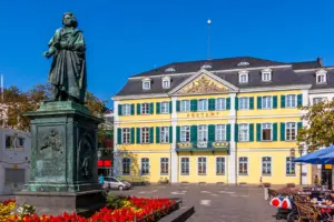 Die alte Post in Bonn mit Beethoven-Denkmal im Vordergrund.