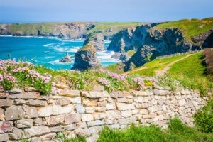 Die berühmten Stufen von Bedruthan in Cornwall, Großbritannien.