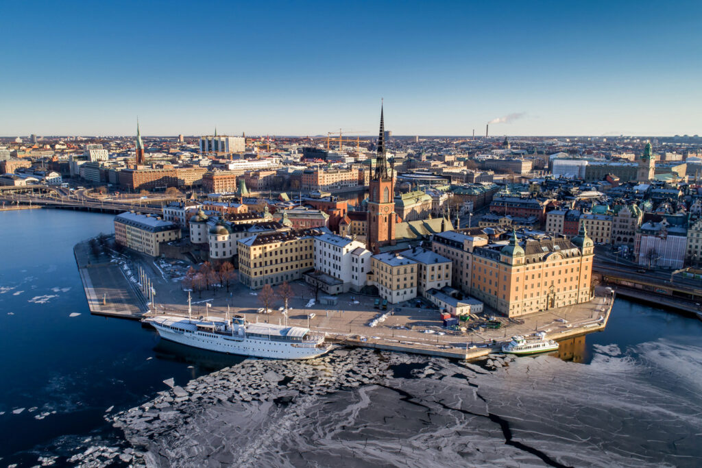 Luftbild von Stockholm mit Schiffen im Vordergrund.