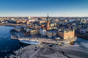 Luftbild von Stockholm mit Schiffen im Vordergrund.