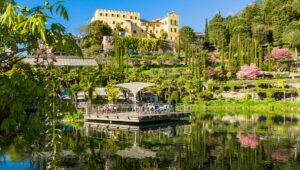 Botanischer Garten von Schloss Trauttmansdorff mit einer Seeterrasse im Vordergrund.