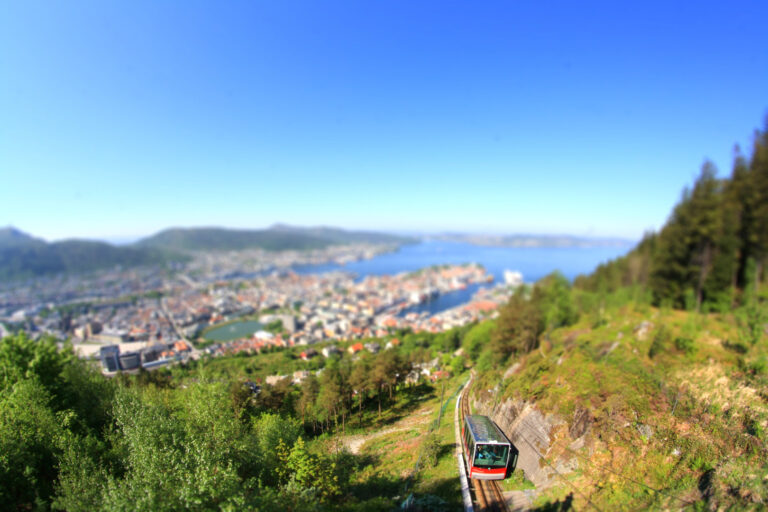 Die Fløibahn in Bergen, Norwegen fährt im Gebirge.