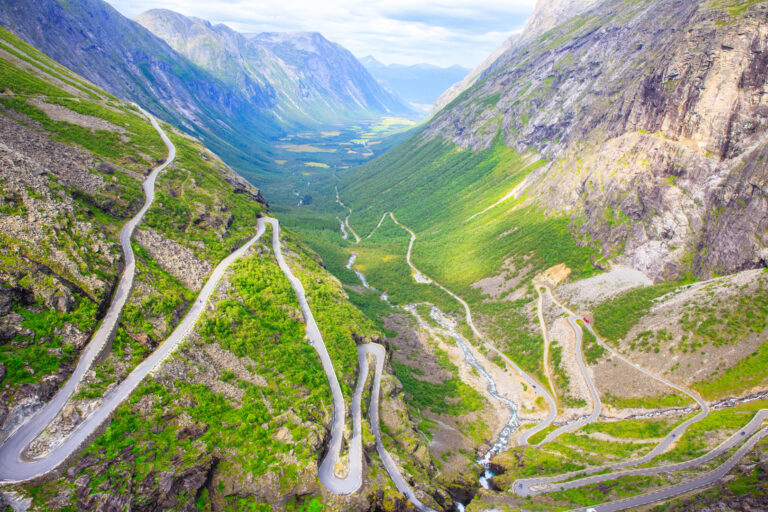 Der Blick von der Spitze des Trollstigen mit Serpentinen.