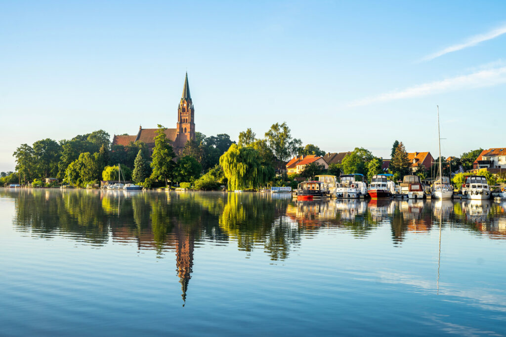 Blick vom See auf die Stadt Müritz.