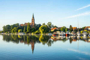 Blick vom See auf die Stadt Müritz.