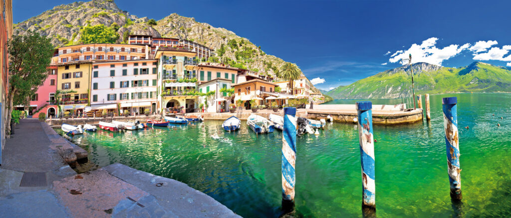 Panorama Ansicht des Hafens der Stadt Limone am Gardasee.