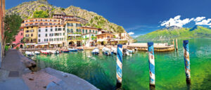 Panorama Ansicht des Hafens der Stadt Limone am Gardasee.