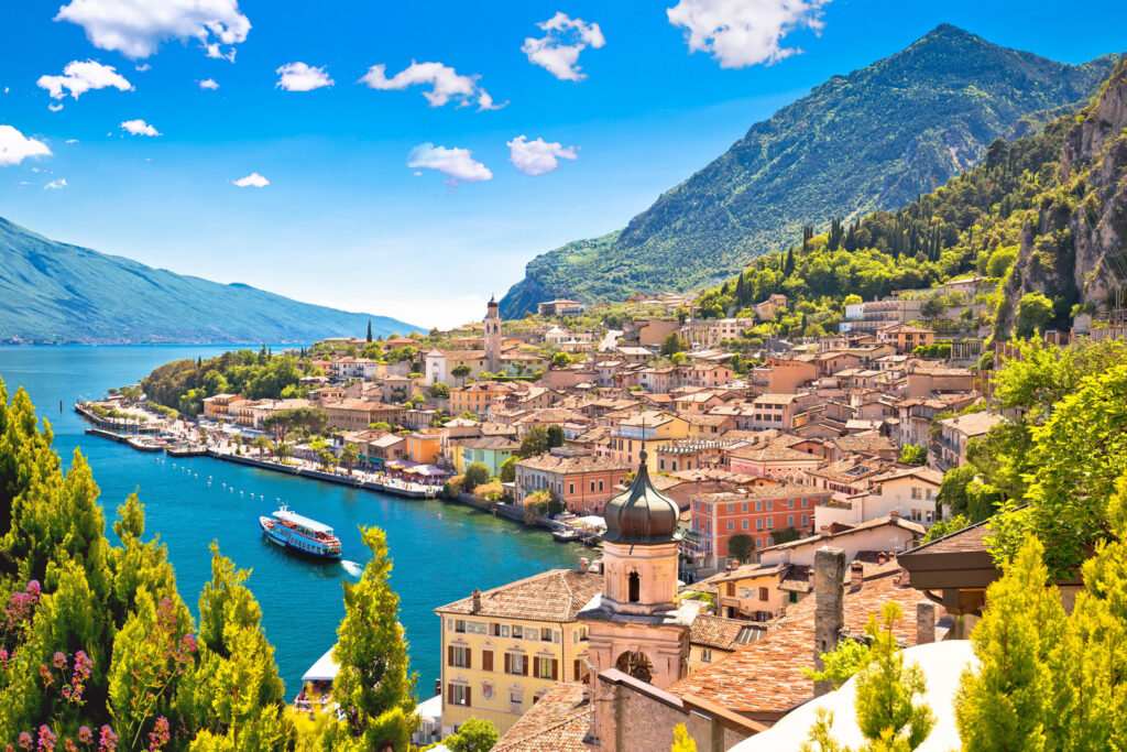 Blick von oben auf die Stadt Limone am Gardasee.