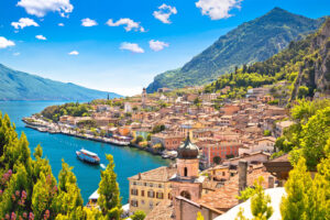 Blick von oben auf die Stadt Limone am Gardasee.