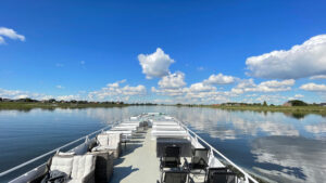 Das Sonnendeck mit Lounge-Sesseln auf einem Flussschiff.